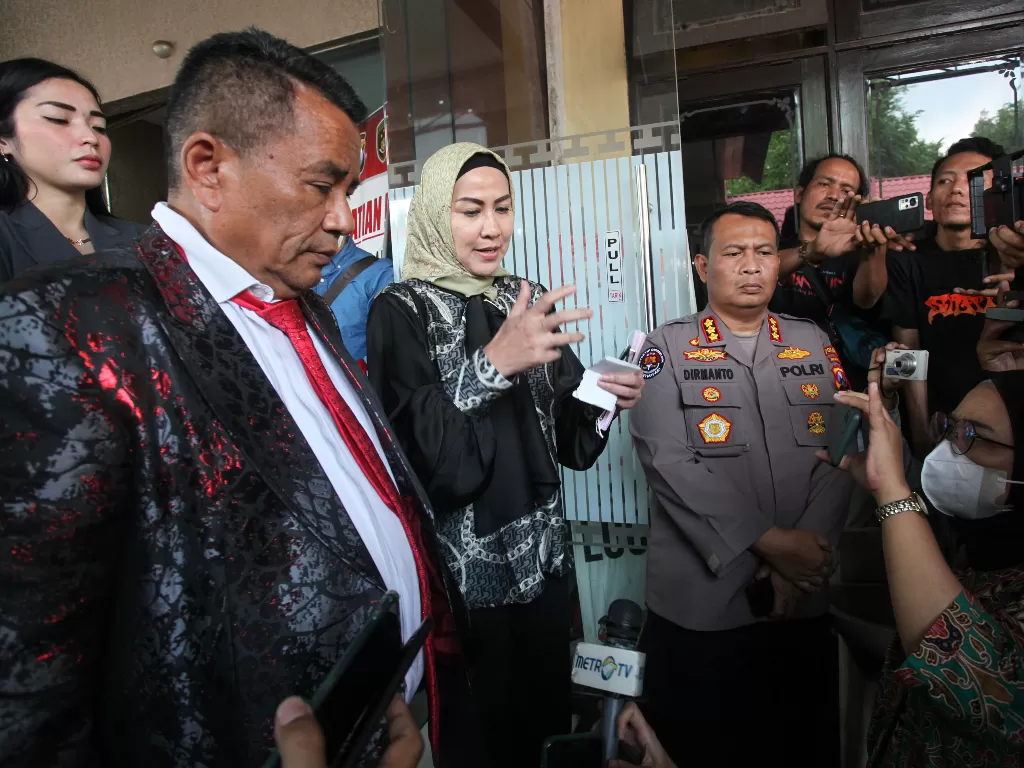 Venna Melinda (ketiga kiri) didampingi penasihat hukumnya Hotman Paris (kedua kiri) di Ditreskrimum Polda Jawa Timur, Surabaya, Jawa Timur. (ANTARA/Didik Suhartono)
