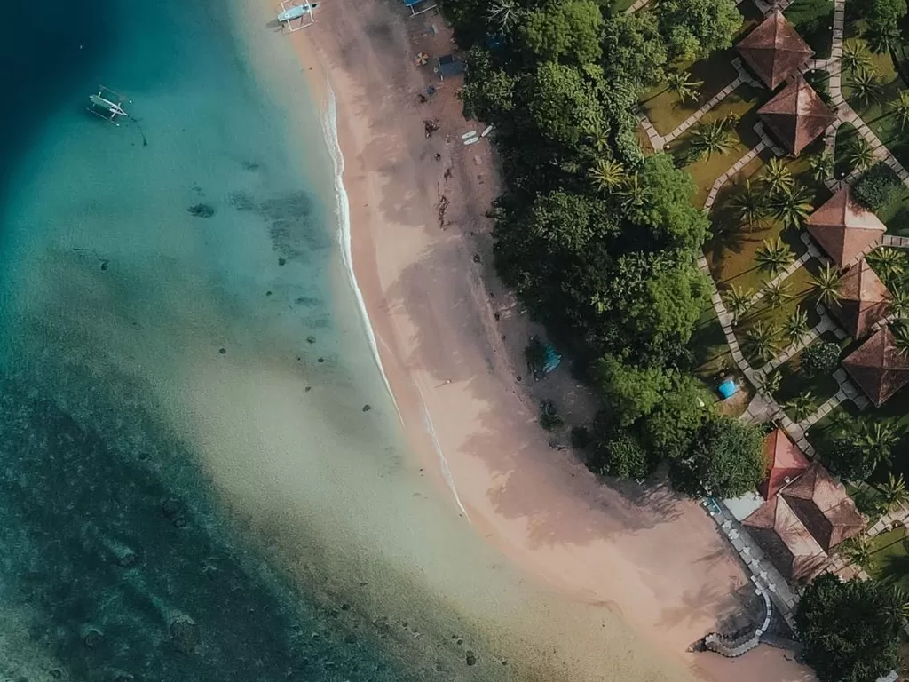 Pantai Senggigi Lombok. (Instagram/@merumatta.senggigilombok)