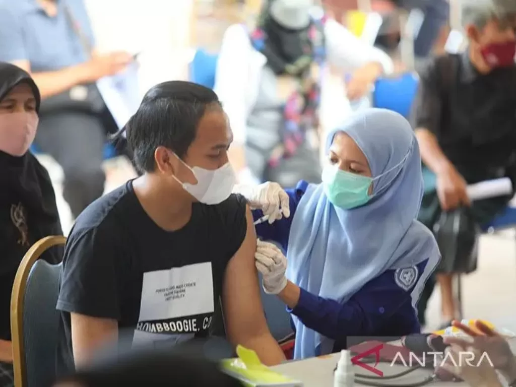 Ilustrasi warga menjalani vaksinasi COVID-19 booster kedua (ANTARA/HO-Humas Pemkot Bandung)