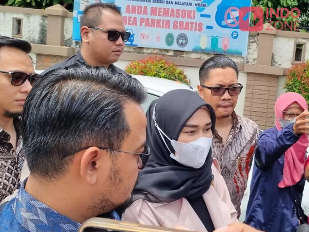 Selebgram Septia Siregar didampingi kuasa hukum menghadiri sidang agenda mediasi dengan Putra Siregar, di kawasan Ciracas, Jakarta Timur, Selasa (24/1/2023). (Arvi Resvanty/Indozone)