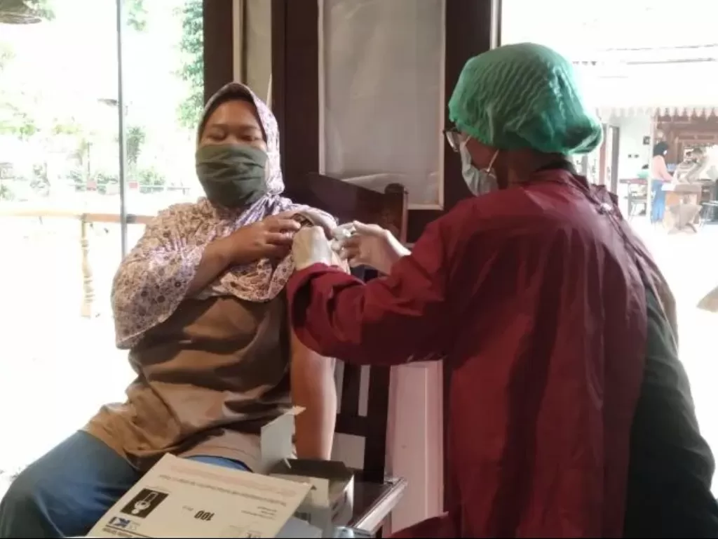 Ilustrasi petugas medis menyuntikkan vaksinasi COVID-19 booster kedua (ANTARA/Dewa Ketut Sudiarta Wiguna)