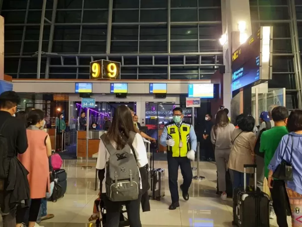 Ilustrasi Sejumlah penumpang penerbangan mengatri di pintu loket Terminal 3 Bandara Internasional Soekarno-Hatta. (Antara)