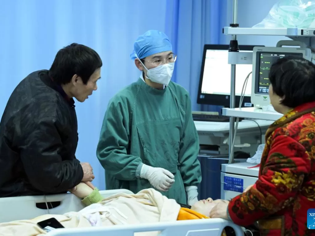Tenaga medis di China sibuk bekerja setelah Festival Musim Semi. (Xinhua/Zhou Mu)