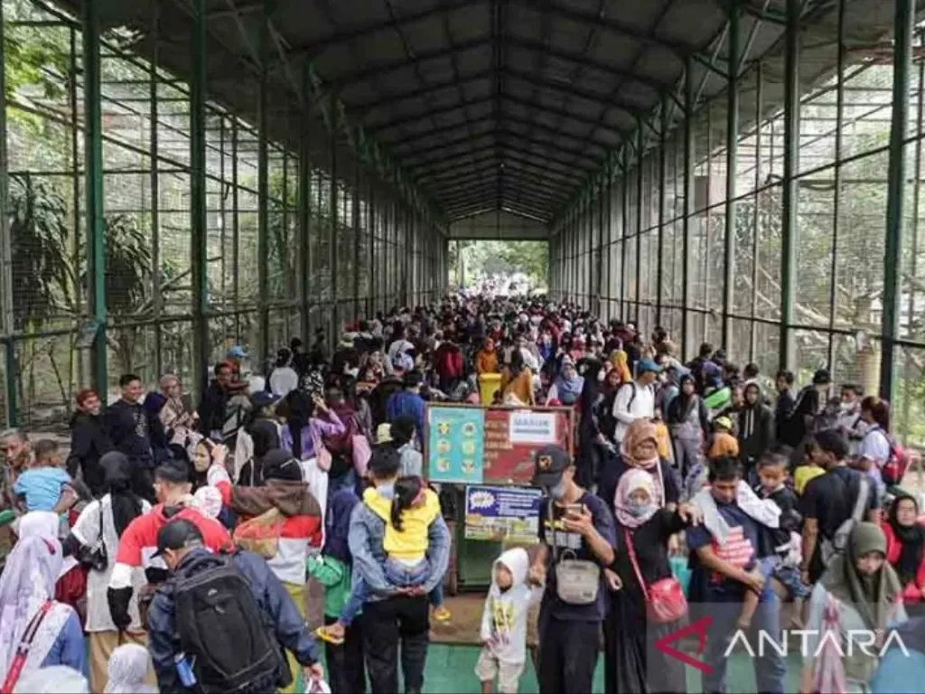 Ilustrasi sejumlah pengunjung memadati Taman Margasatwa Ragunan ( ANTARA FOTO/Fauzan)