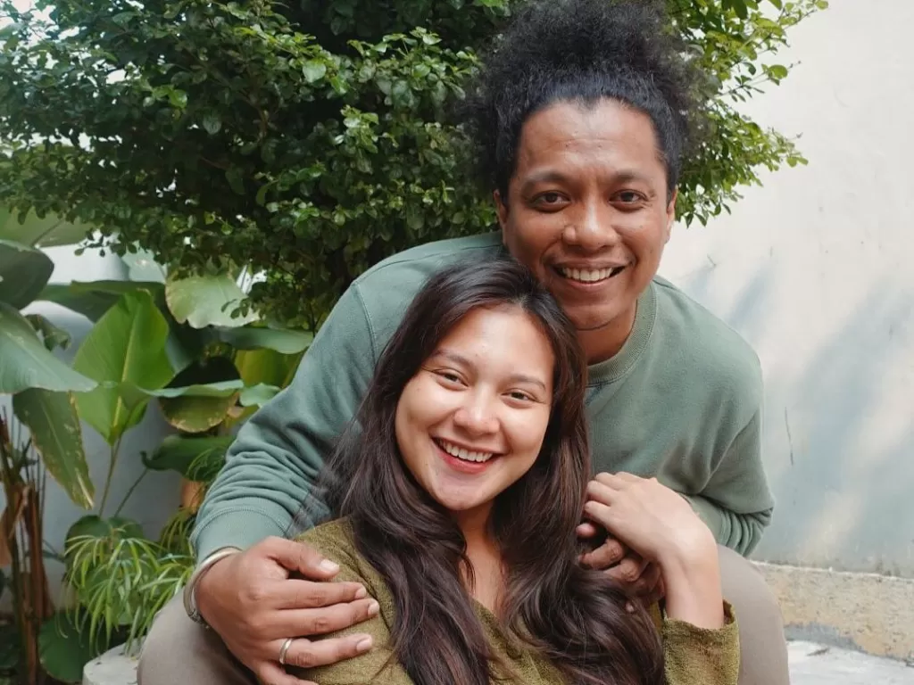 Indah Permatasari dan suaminya Arie Kriting. (Instagram/arie_kriting)
