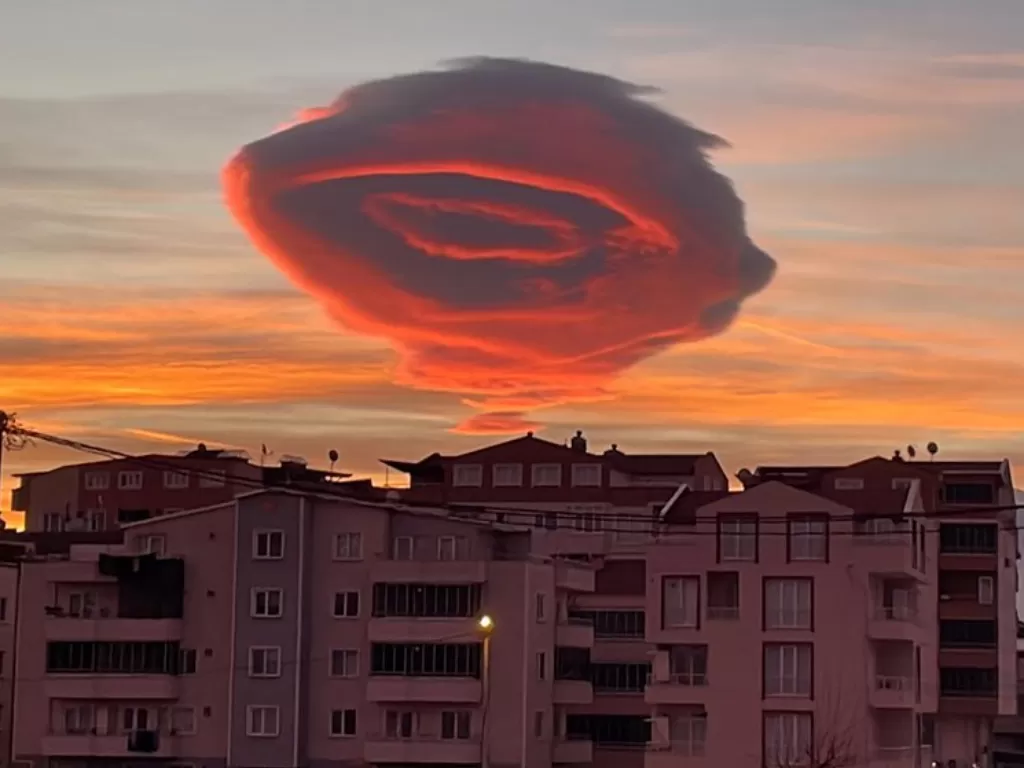 Awan berbentuk UFO di Turki. (Twitter/@ByronJWalker)