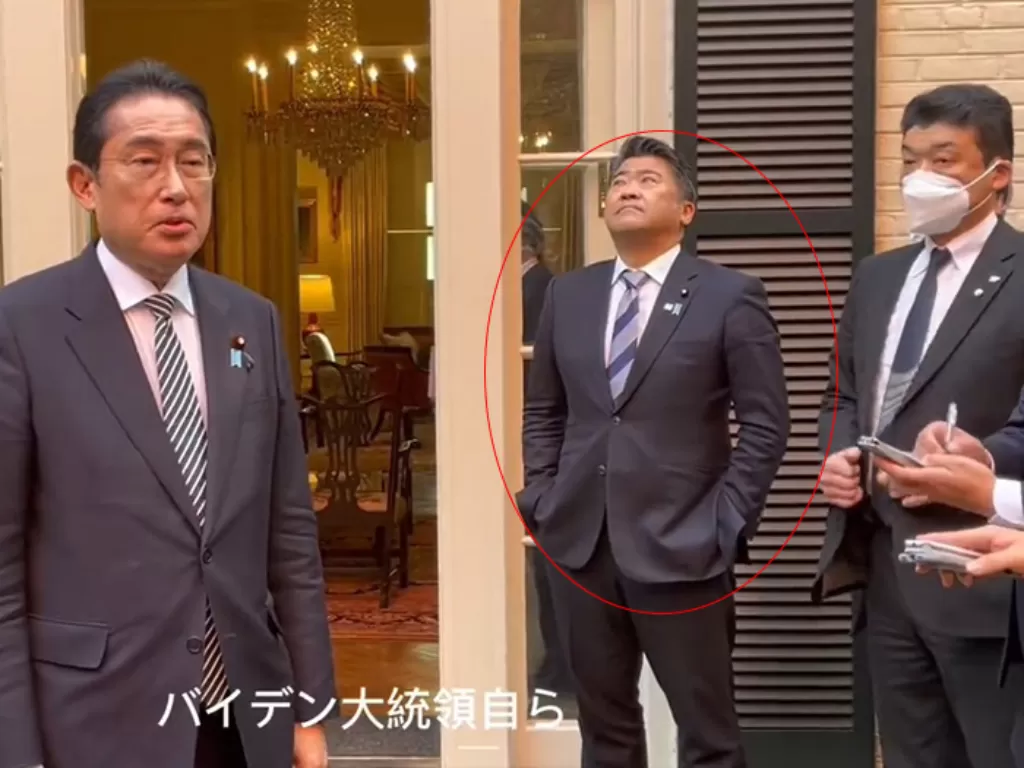 Wakil Kepala Sekretaris Kabinet Jepang Seiji Kihara tertangkap kamera memasukkan tangannya ke saku celana yang dianggap sebagai tak beretika. (Twitter/@asahi_kantei)