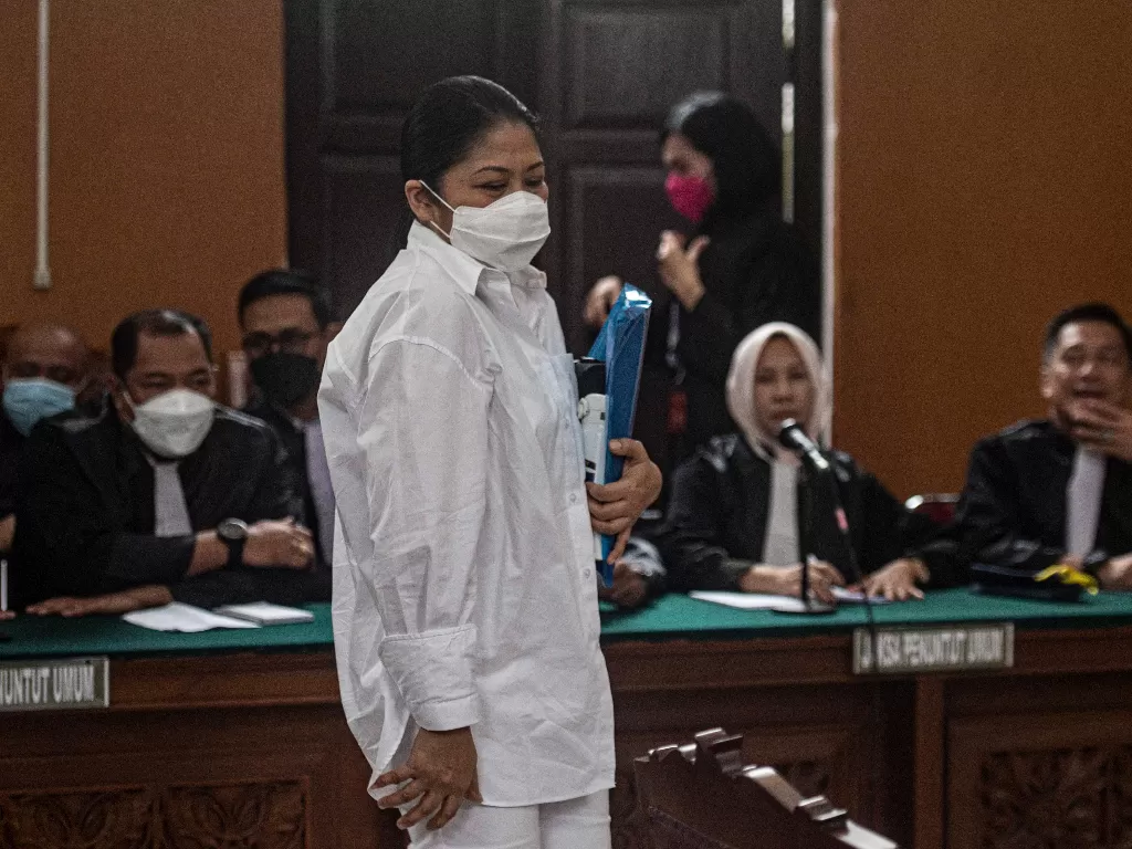  Putri Candrawathi (tengah), bersiap menjalani sidang dengan agenda pembacaan pledoi di Pengadilan Negeri Jakarta Selatan, Jakarta, Rabu (25/1/2023). ANTARA FOTO/Aprillio Akbar)