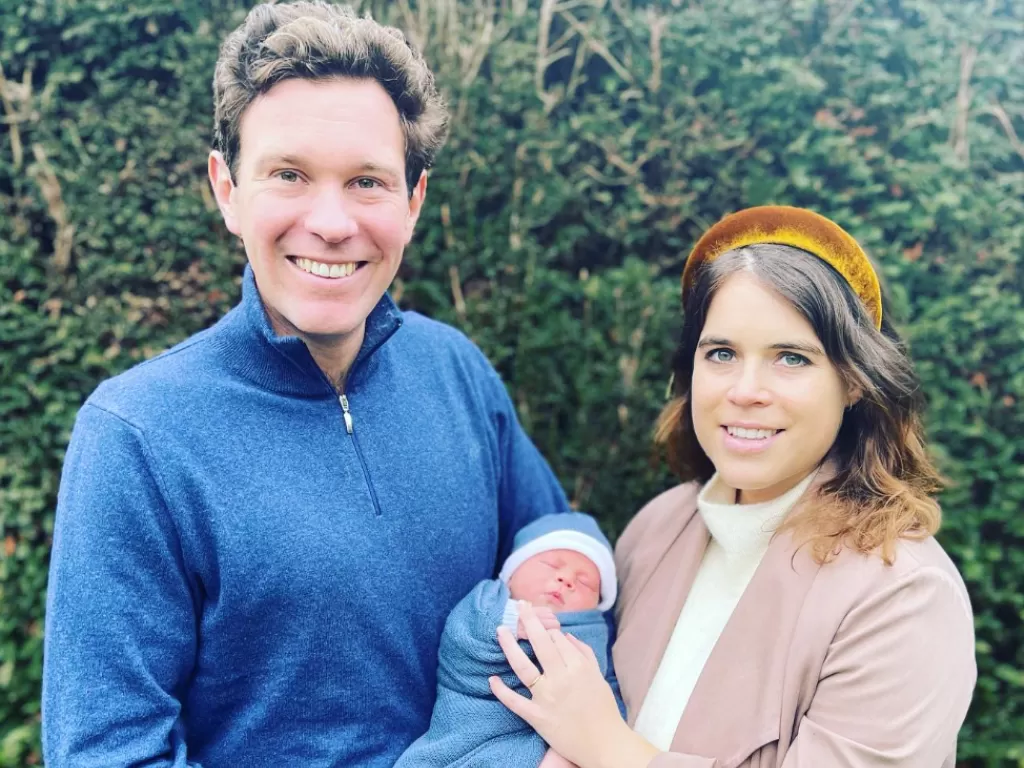 Putri Eugenie (kanan) dan suaminya Jack Brooksbank bersama sang anak (Instagram/princesseugenie)