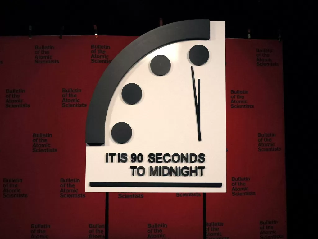 Jam Kiamat digerakkan menunjukkan dunia terhadap kemusnahan. (REUTERS/Leah Millis)