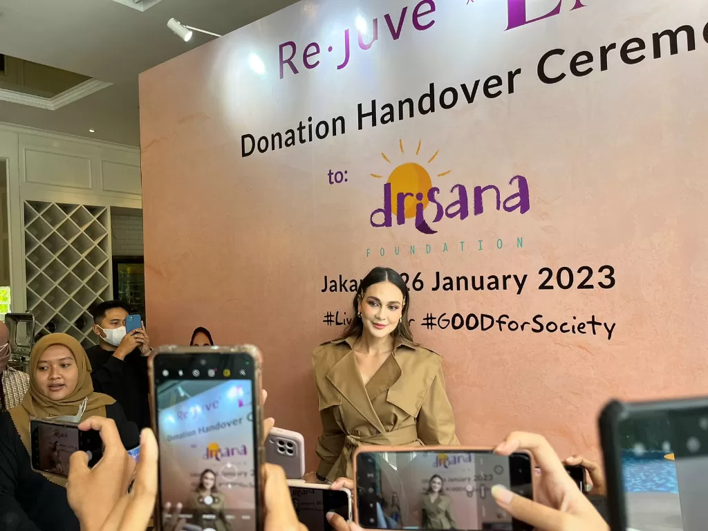 Luna Maya saat menghadiri acara Re.juve x Luna Maya Donation Handover Ceremony to Drisana di kawasan Kebayoran Baru, Jakarta Selatan, Kamis (26/1/2023) (INDOZONE/Marghareta Anandya)