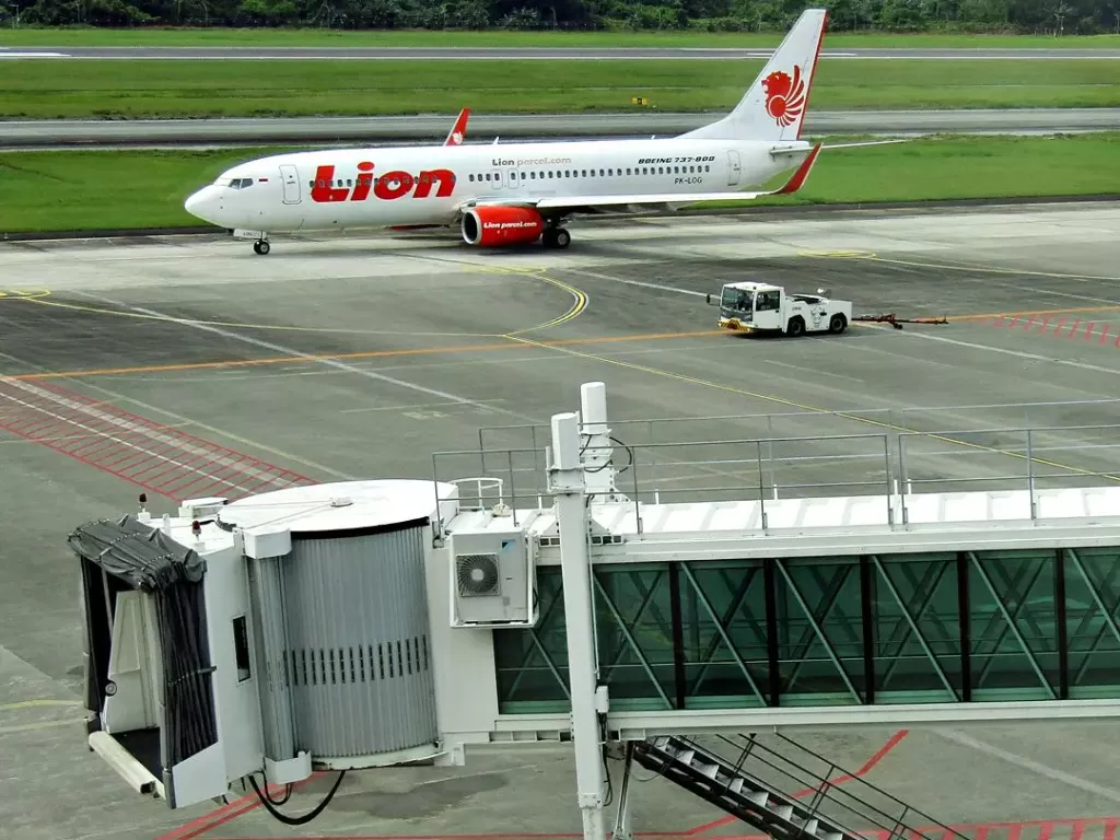 Pesawat Lion Air dan Garbarata Bandara (Instagram/sepinggan_aeroplanes)