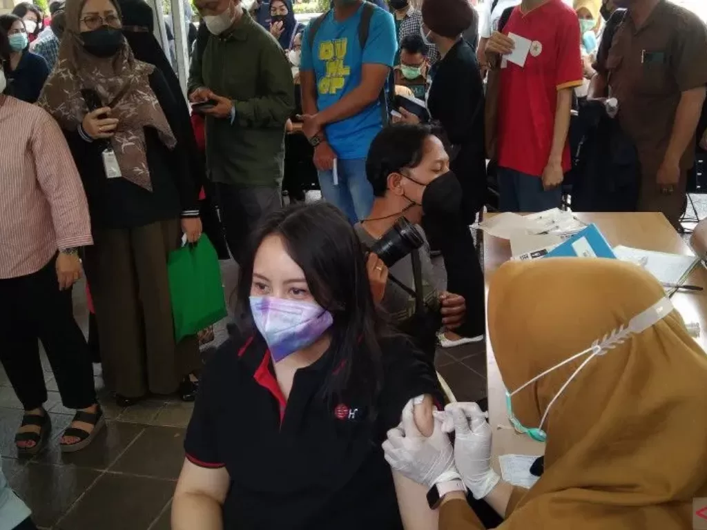   Warga mengikuti vaksinasi dosis keempat di Balai Kota Jakarta, Selasa (24/1/2023). (ANTARA/Dewa Ketut Sudiarta Wiguna)