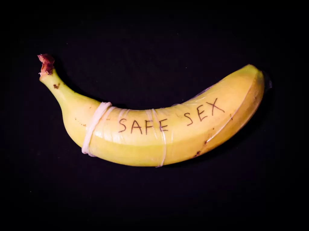 Ilustrasi alat kontrasepsi kondom. (Unsplash/Dainis Graveris)
