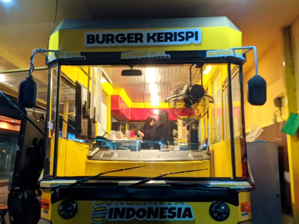 Bus sekolah kuning khas Amerika jualan burger (Z Creators/Talitha Sabina)