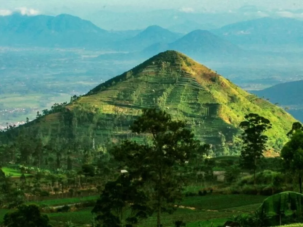 Gunung Sadahurip di Garut yang diyakini piramido kuno (Instagram/travelspromo)