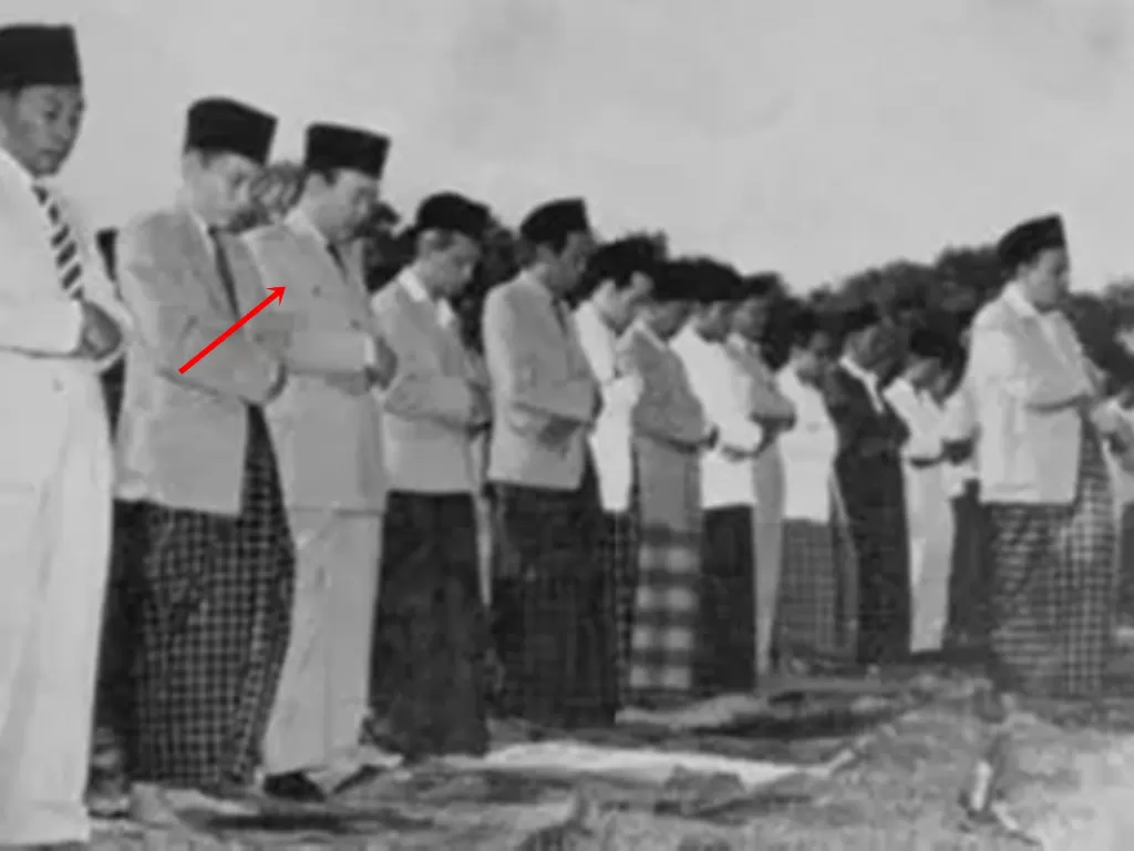 Soekarno saat melaksanakan salat Idul Adha di tengah ancamana pembunuhan (Istimewa) 