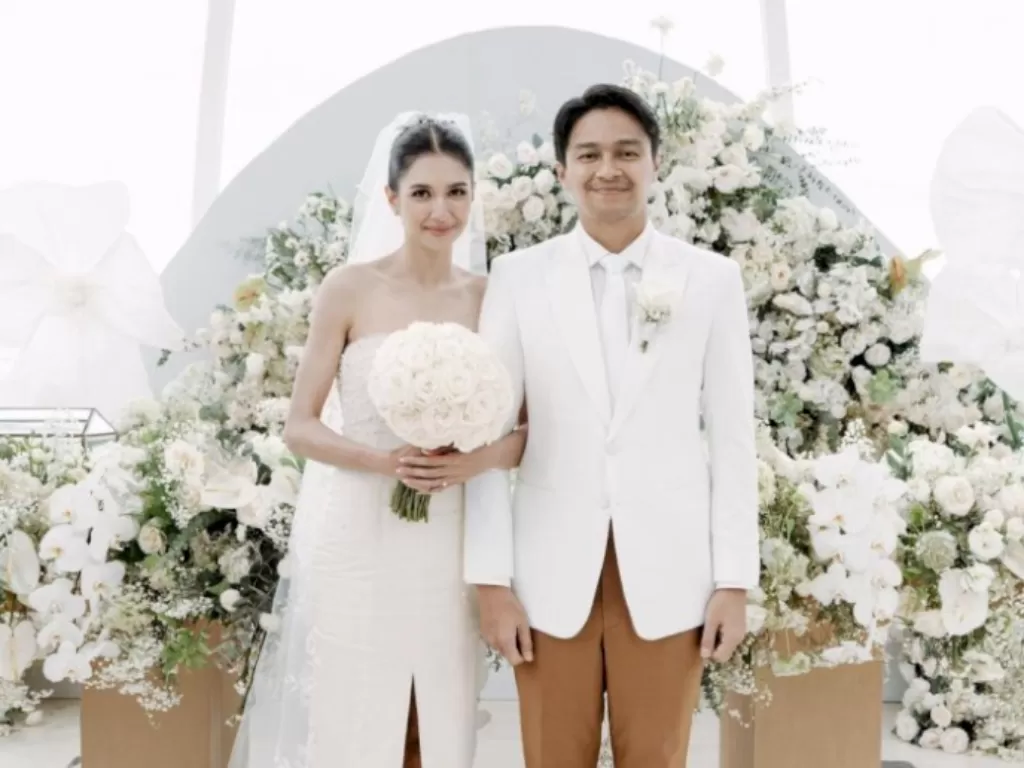 Mikha Tambayong dan Deva Mahenra resmi menikah. (Instagram/miktambayong)