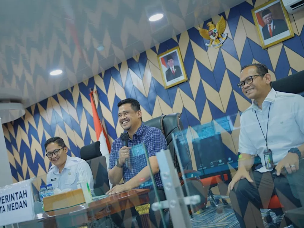  Wali Kota (Walkot) Medan, Bobby Nasution saat rapat program Jaminan Sosial Ketenagakerjaan di Kota Medan (Instagram/bobbynst)