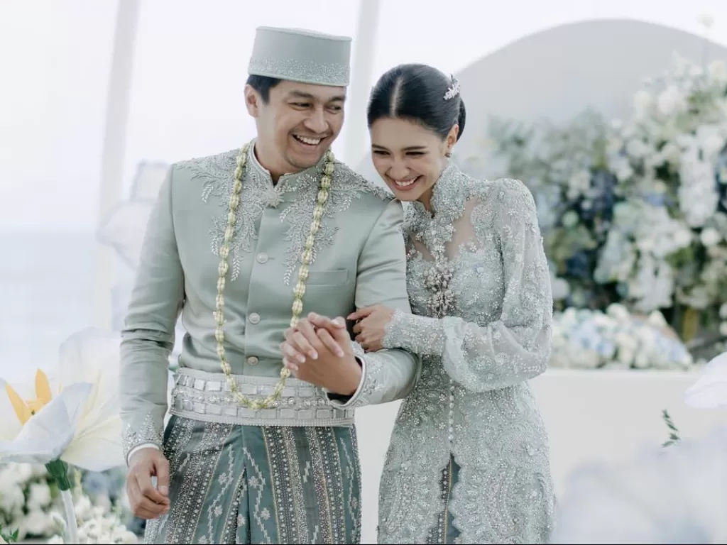 Deva Mahenra dan Mikha Tambayong menikah (Instagram/miktambayong)