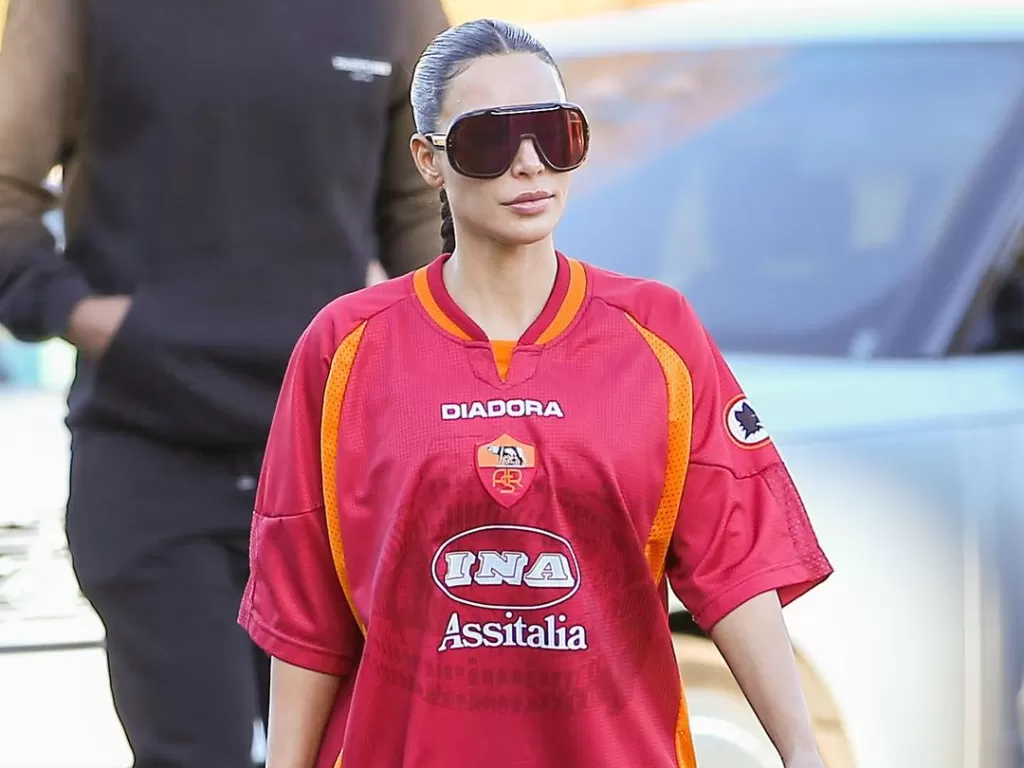 Kim Kardashian Pakai Jersey Retro AS Roma, Siap Jadi Tamu Spesial Nih! (Instagram/@officialasroma).
