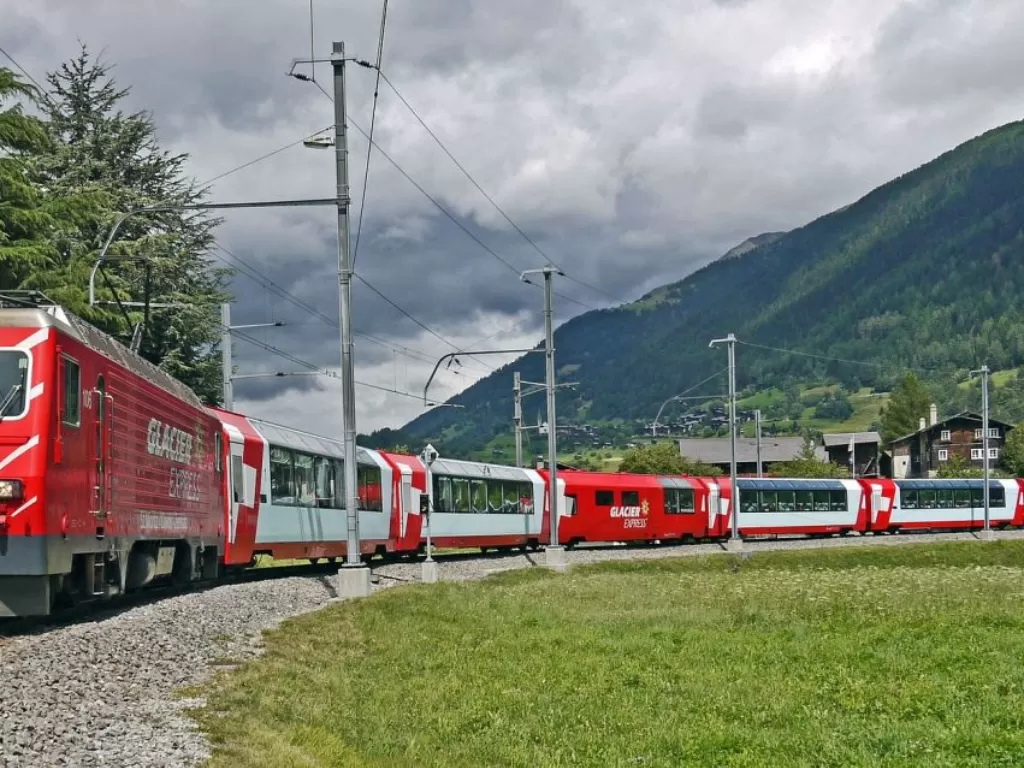 Ilustrasi Gralacier Express di Swiss. (Pixabay/Erich Westendarp)