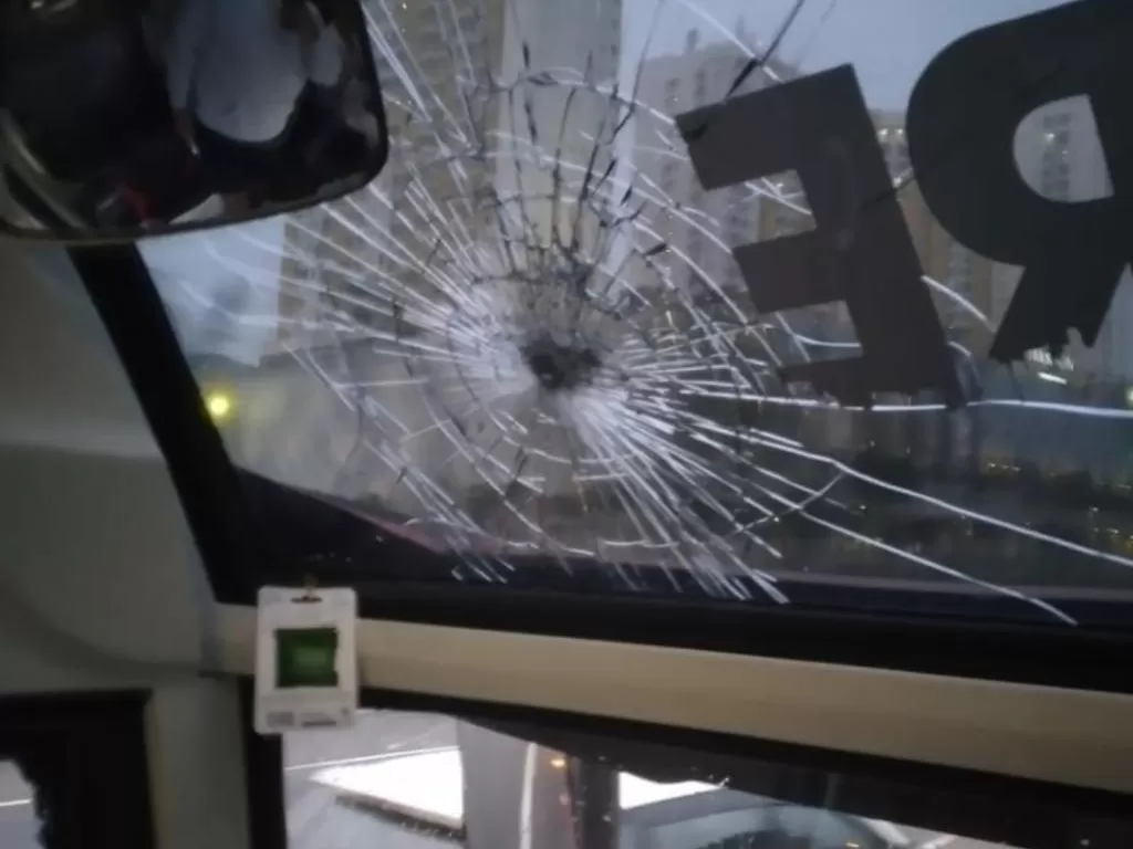 Kerusakan yang terjadi di Bus Persis Solo. (twitter/@pagarhijaumnhn).