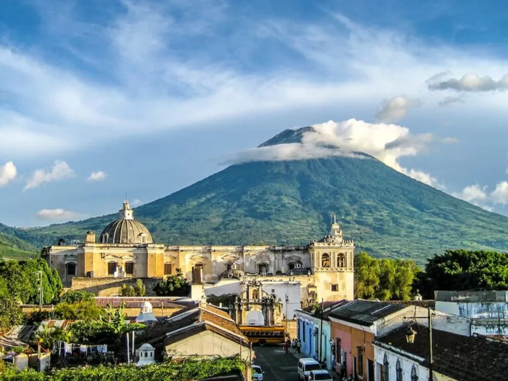 Gunung Api Antigua di Antigua, Guatemala. (Peakvisor)