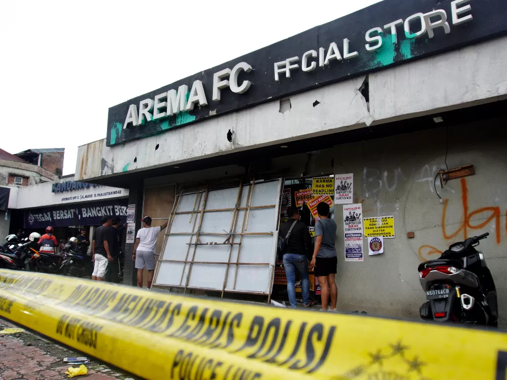 Aksi yang berujung dengan perusakan Kantor Arema FC tersebut mengakibatkan tiga orang mengalami luka-luka. (ANTARA FOTO/Irfan Sumanjaya)