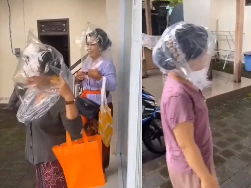 Ibu-ibu pakai plastik di kepala. (Screenshoot/Instagram/@infobadung)