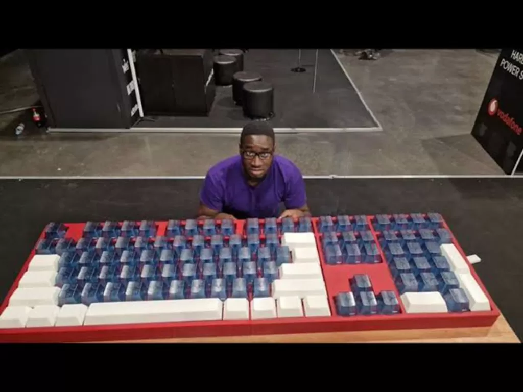 Keyboard terbesar di dunia. (YouTube/Glarses)