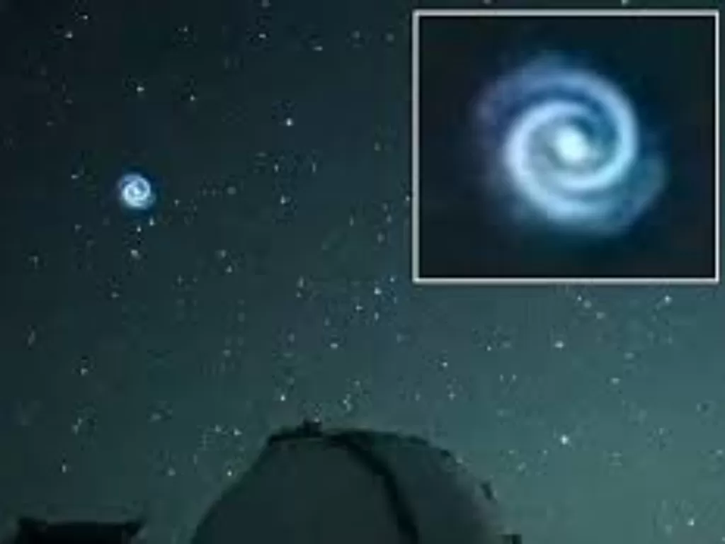 Objek spiral misterius muncul di langit malam di atas Hawaii (Daily Mail)