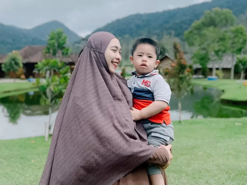 Oki Setiana Dewi dan anak keempatnya, Sulaiman. (Instagram/okisetianadewi)