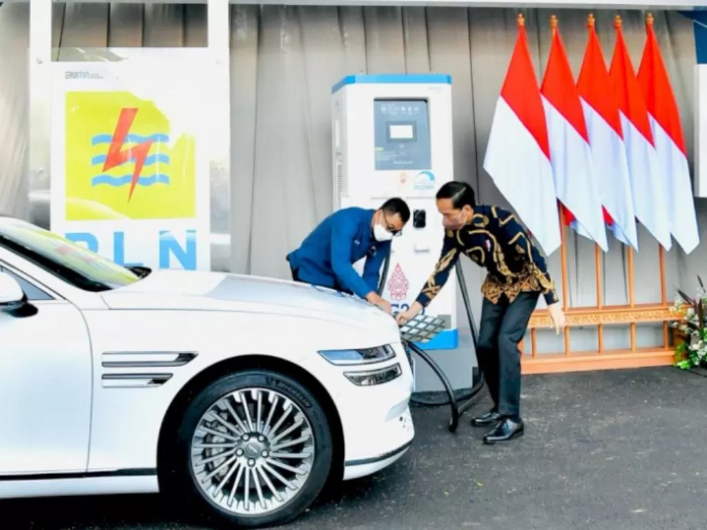 Presiden Jokowi mengisi daya mobil listrik. (Dok. Setkab)