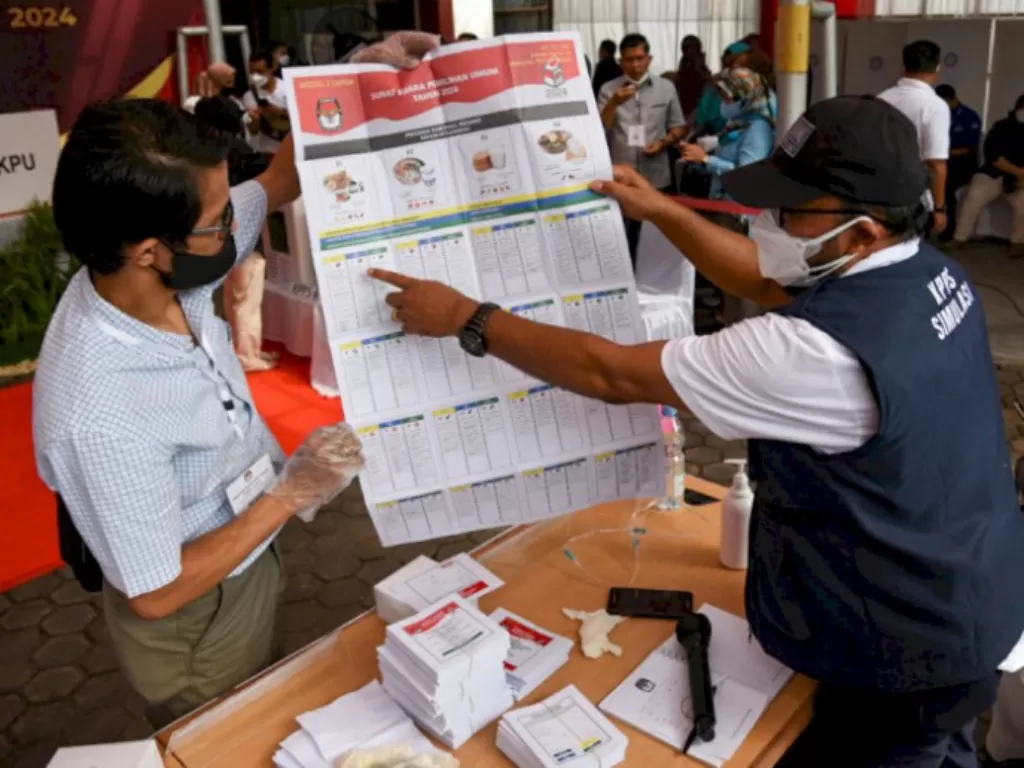 Ilustrasi petugas menghitung surat suara. (ANTARA FOTO/Fransisco Carolio)
