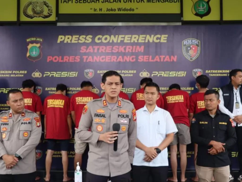 Kapolres Tangerang Selatan, AKBP Faisal Febri saat melakukan jumpa pers terkait pengungkapan kasus penghadangan dan perusakan bus Persis Solo di Tangerang. (Antara/HO/Polres Tangsel