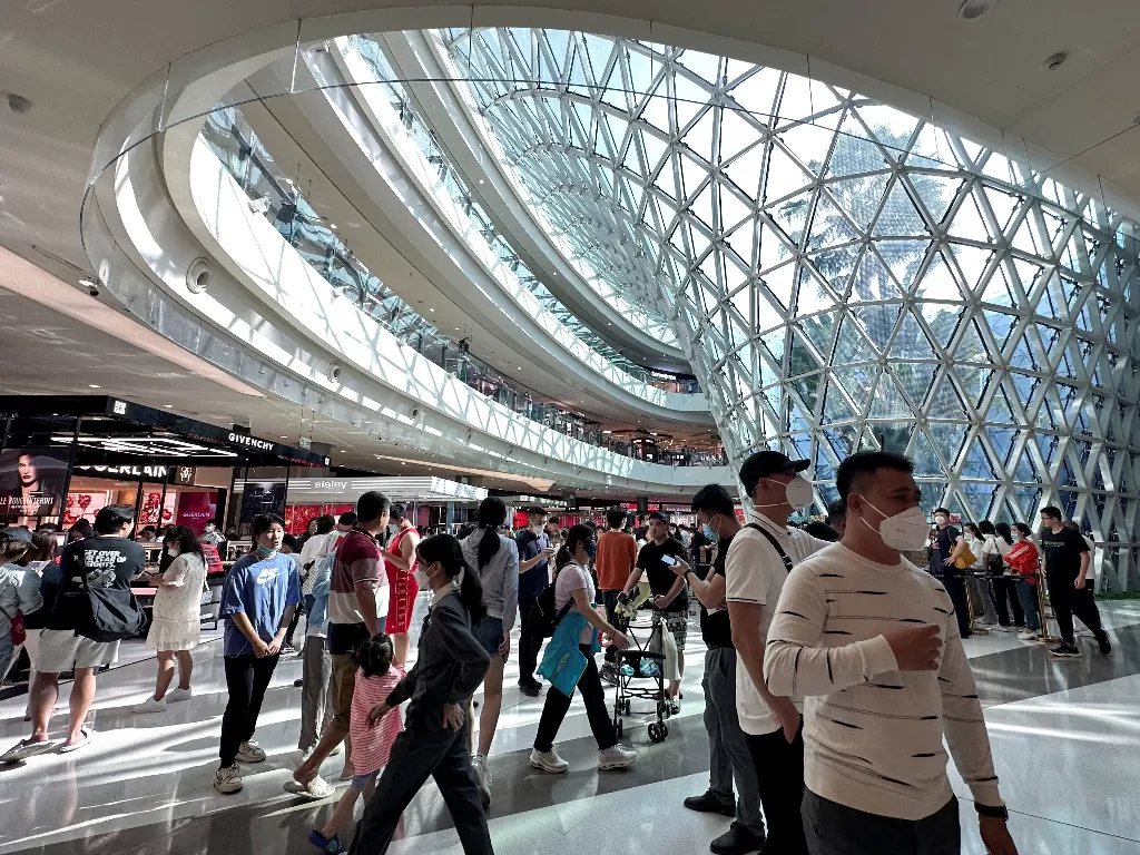 Warga China berada di pusat perbelanjaan Sanya, China. (REUTERS/Alessandro Diviggiano)