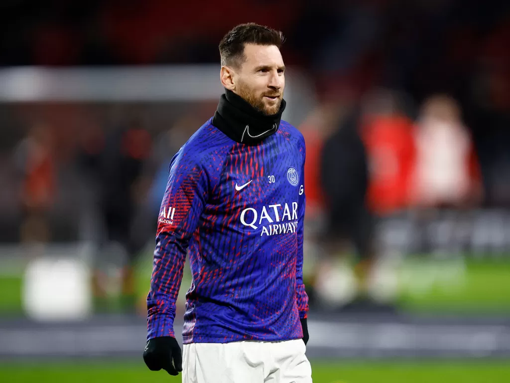 Lionel Messi melakukan pemanasan di PSG (REUTERS/Stephane Mahe)