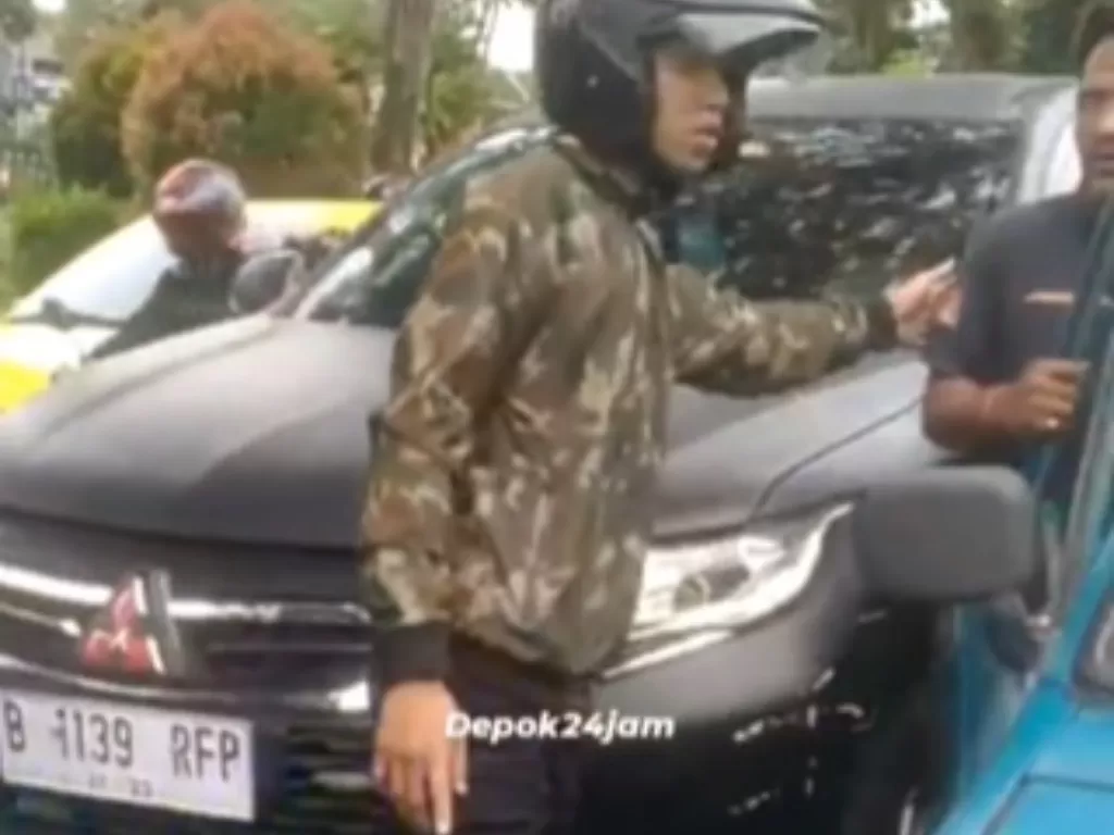 Mobil pajero berplat RFP cekcok dengan sopir angkot. (instagram/@depokhariini)