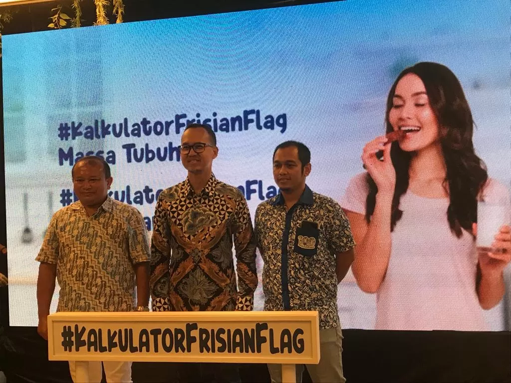 Peluncuran fitur kesehatan #KalkulatorFrisianFlag oleh Corporate Affairs Director Frisian Flag Indonesia, Andrew F. Saputro (tengah) di kawasan Jakarta Pusat, Selasa (31/1/2023). (INDOZONE/Laila Rahmi Batubara)
