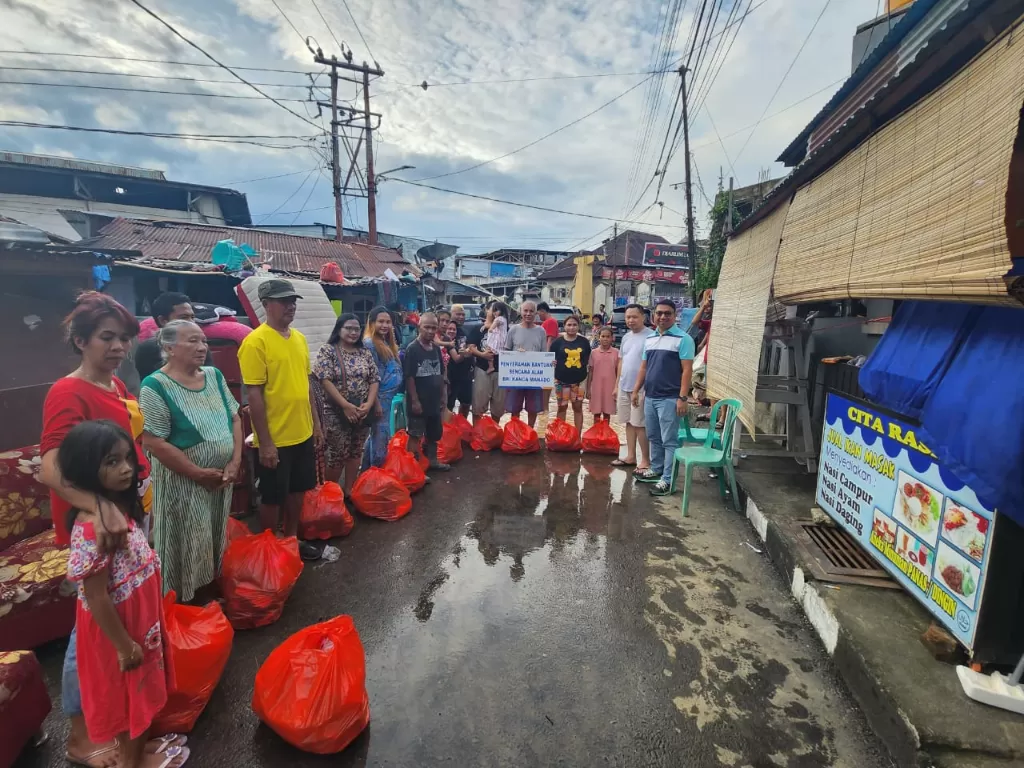  BRI salurkan Bantuan Bagi Warga Terdampak Banjir Manado. (Dok BRI)