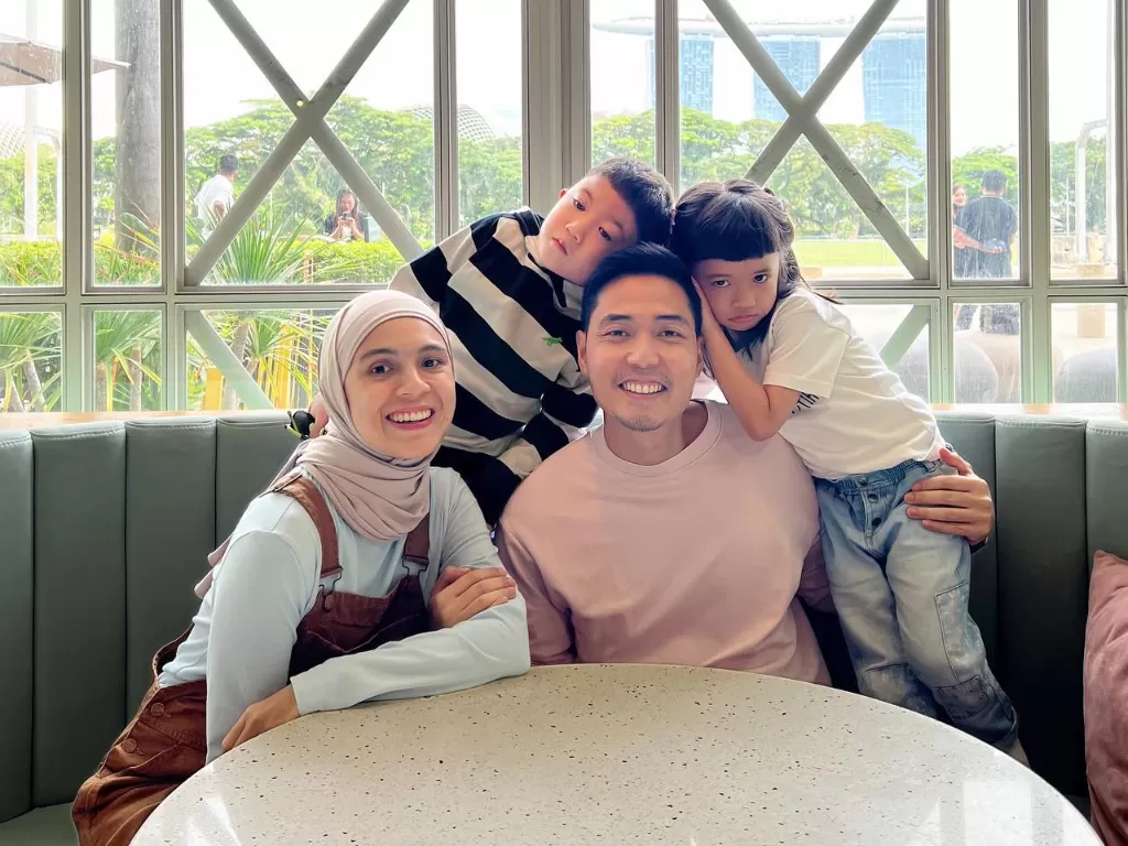 Nycta Gina bersama suami dan kedua anaknya. (Instagram/@kinosnoski)
