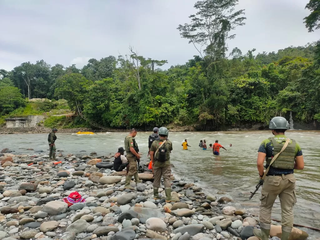 Proses pencarian 3 polisi korban putusnya jembatan di Papua. (Dok Polda Papua)