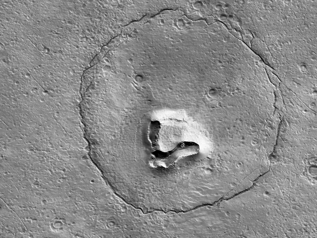 Penampakan mirip wajah beruang di planet Mars. (NASA)