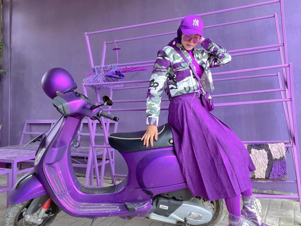 Wanita Ini Pakai Outfit Serba Ungu (Instagram/@betaria_purple)