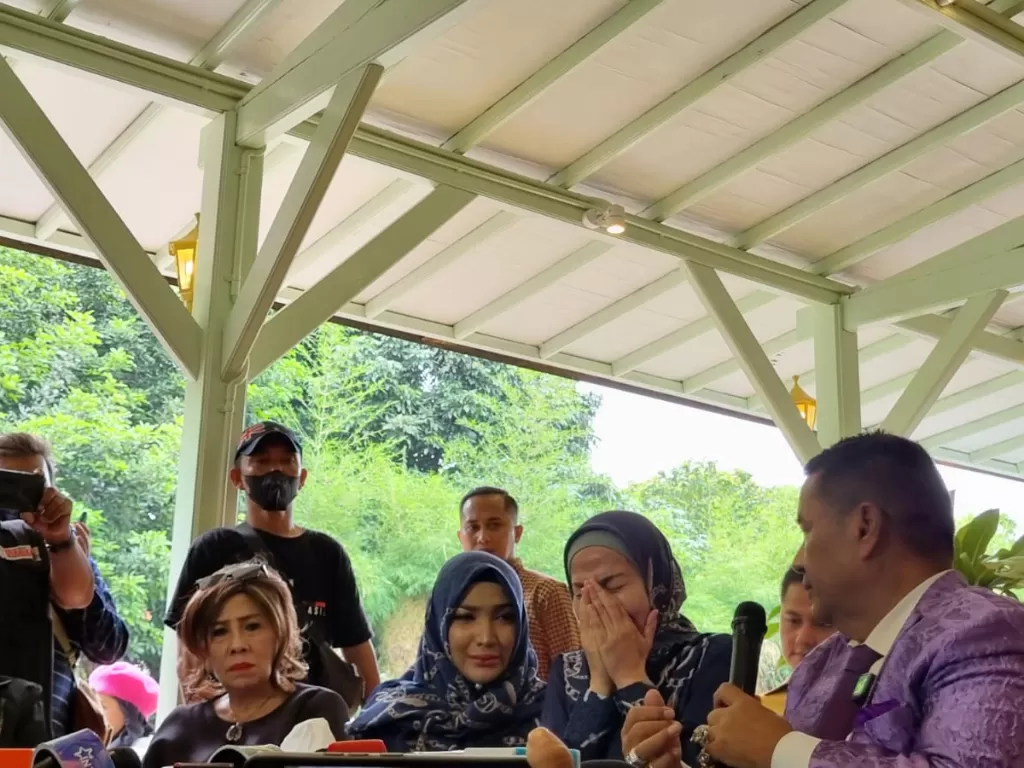 Venna Melinda menangis usai teringat kejadian KDRT yang diduga dilakukan suaminya Ferry Irawan. (Indozone/Arvi Resvanty)