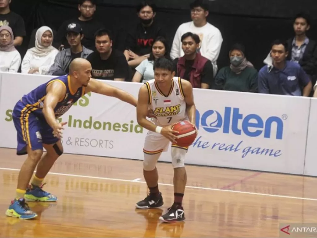 Pemain Pacific Caesar (kanan) pada saat berusaha melewati pemain Satria Muda dalam pertandingan lanjutan seri kedua Liga Basket Indonesia (IBL) musim 2023, dI Kota Malang, Jawa Timur, Kamis (2/2/2023). (ANTARA FOTO/Ari Bowo Sucipto)