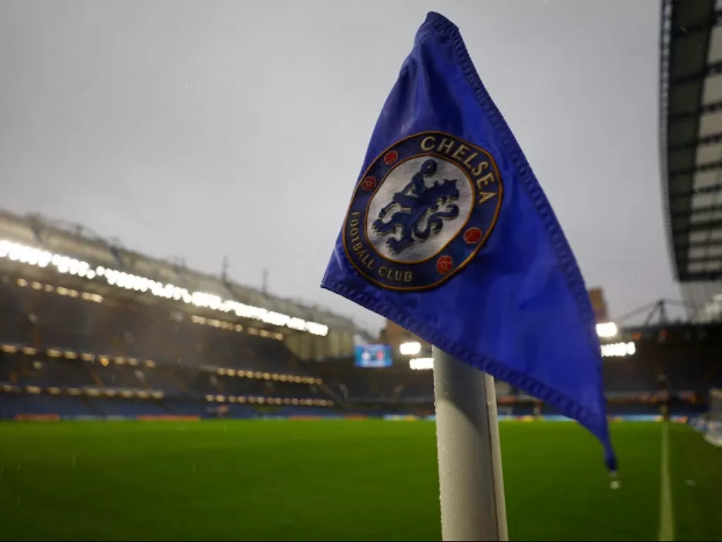 Bendera dengan logo Chelsea di Stamford Bridge. (REUTERS/Hannah Mckay)