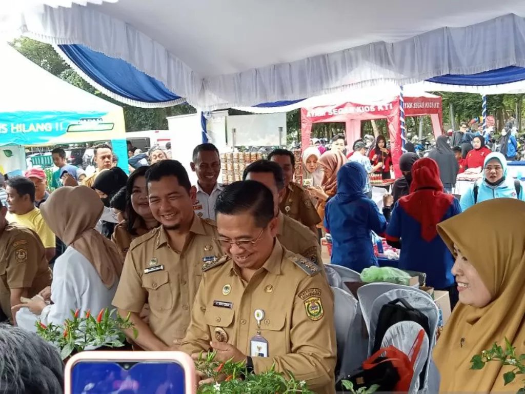 Wali Kota Banjarmasin H Ibnu Sina (tengah) di RTH Kamboja Banjarmasin. (ANTARA/Sukarli)