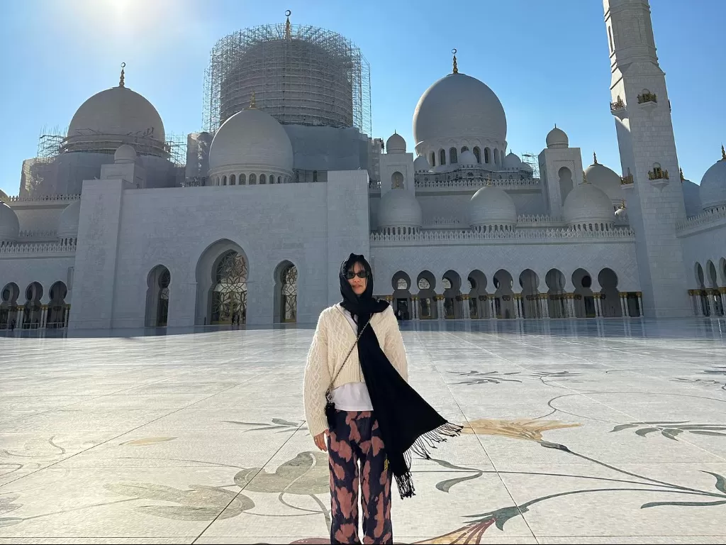 Jennie BLACKPINK pakai hijab ke Masjid (Instagram/jennierubyjane)